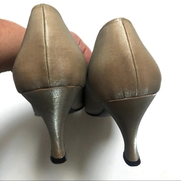 Salvatore Ferragamo Vintage Gold Satin Pumps Size 9AA Made in Italy Heels - Picture 6 of 11